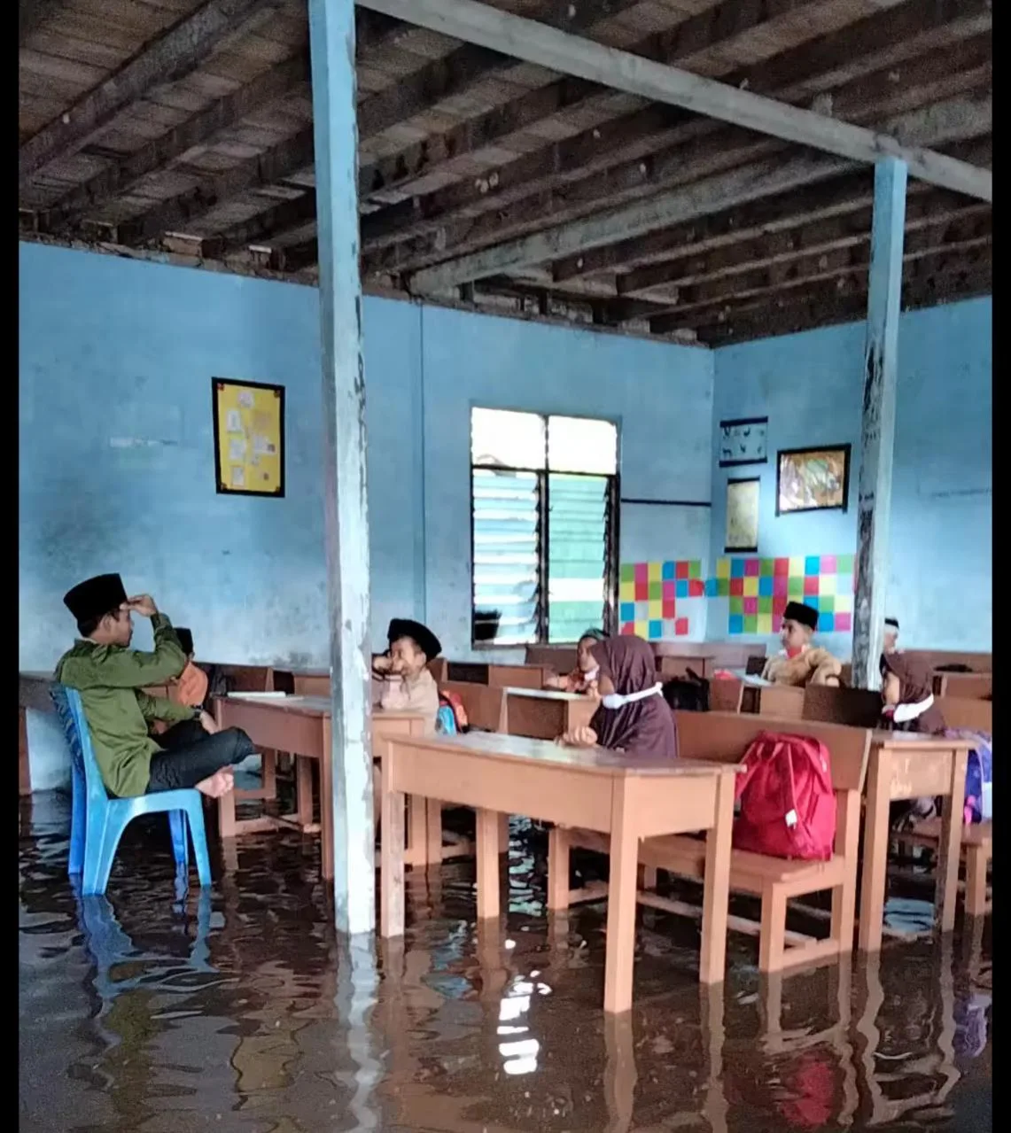 Air Genangi Ruang Kelas, Murid di Siak Tetap Belajar