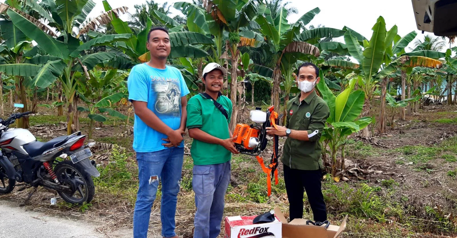 Alat Pertanian dari PT KTU untuk Pemuda Tani Gasib Siak