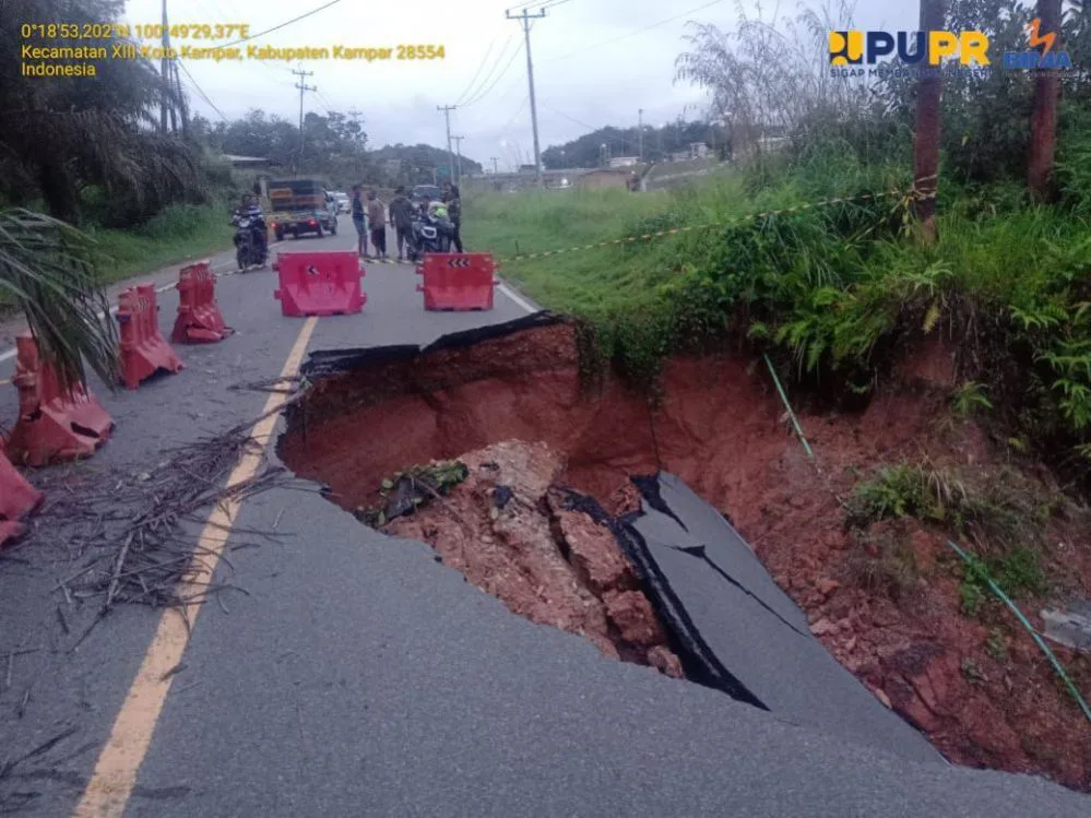 Amblas di KM 90 Jalan Lintas Riau-Sumbar, Masyarakat Diimbau Gunakan Jalan Alternatif