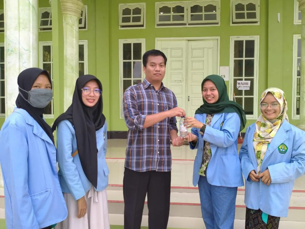 Bersatu Putuskan Mata Rantai Covid-19, Team Pengabdian Relawan Bagikan Handsanitizer