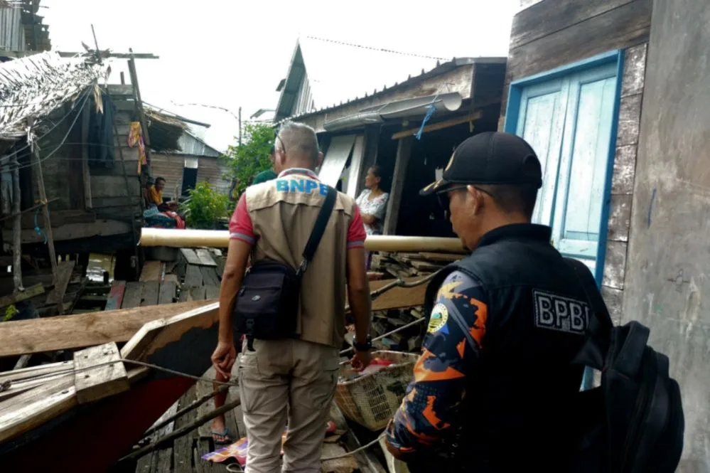 BPBD Inhil Evakuasi Warga Korban Longsor Sembari Serahkan Bantuan Sembako