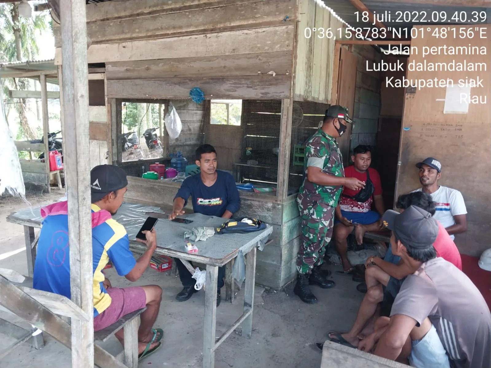 Cegah Penularan Covid-19, Babinsa Koramil 01 Siak Himbau Warga Patuhi Prokes