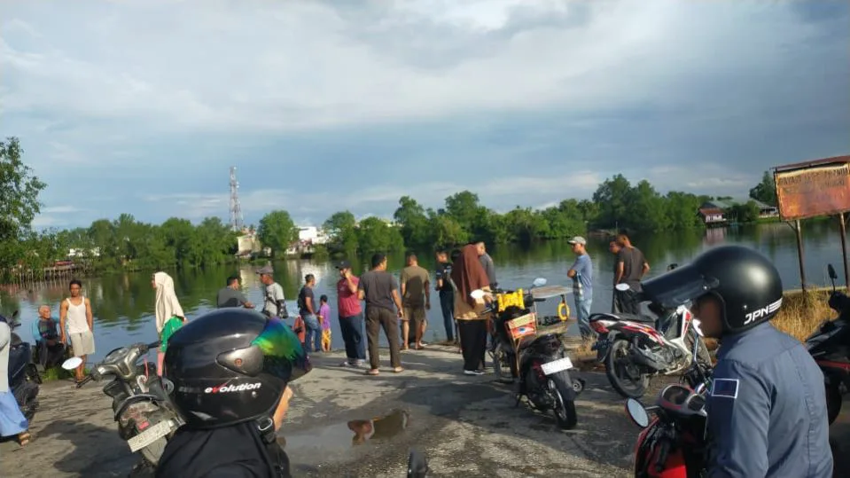 Diduga Terjadi Kebocoran, Perahu Sampan Seberangkan Warga dan Anak Sekolah Tenggelam di Sungai Siak
