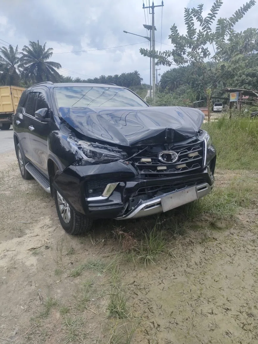 Hendak ke Lubuk Dalam, Mobil Wabup Siak Ringsek Tabrak Ekor Mobil Truk Box