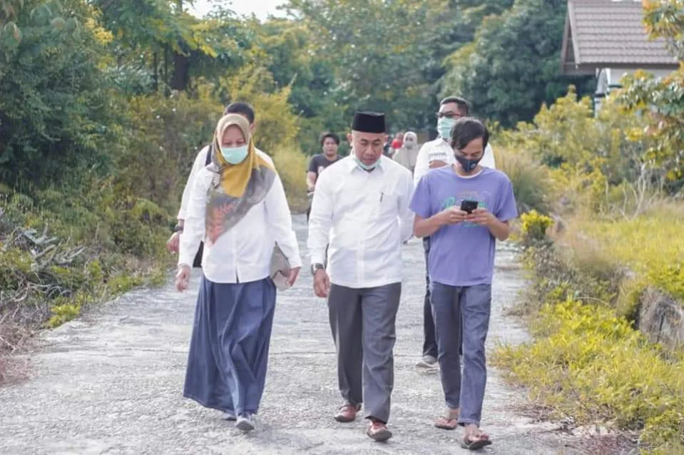 Jalan Kaki Berdampingan Istri, Sujarwo Gunakan Hak Pilih di TPS 1 Benhil