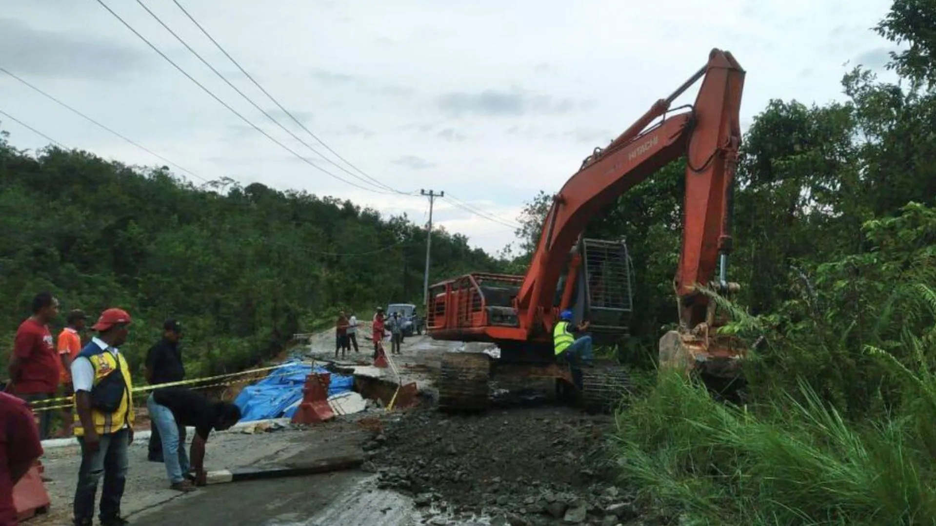 Jalan Lintas Riau – Sumbar Longsor, Arus Kendaraan Terhambat