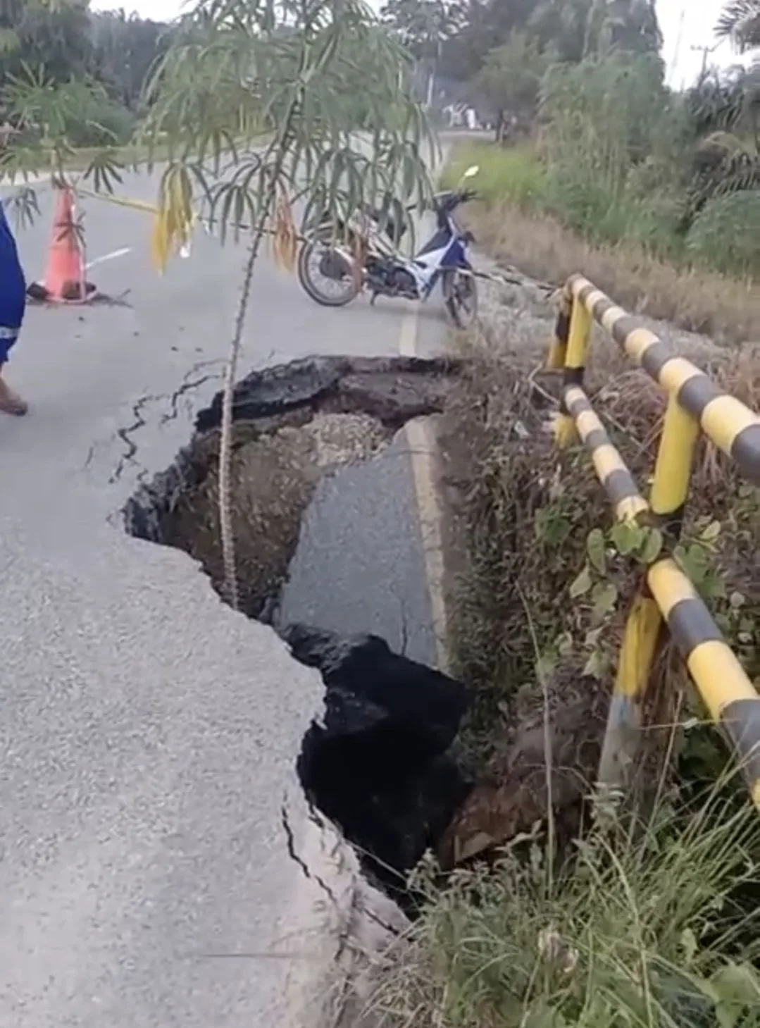 Jalan Provinsi Penghubung Siak-Bengkalis di Sabak Auh Nyaris Putus