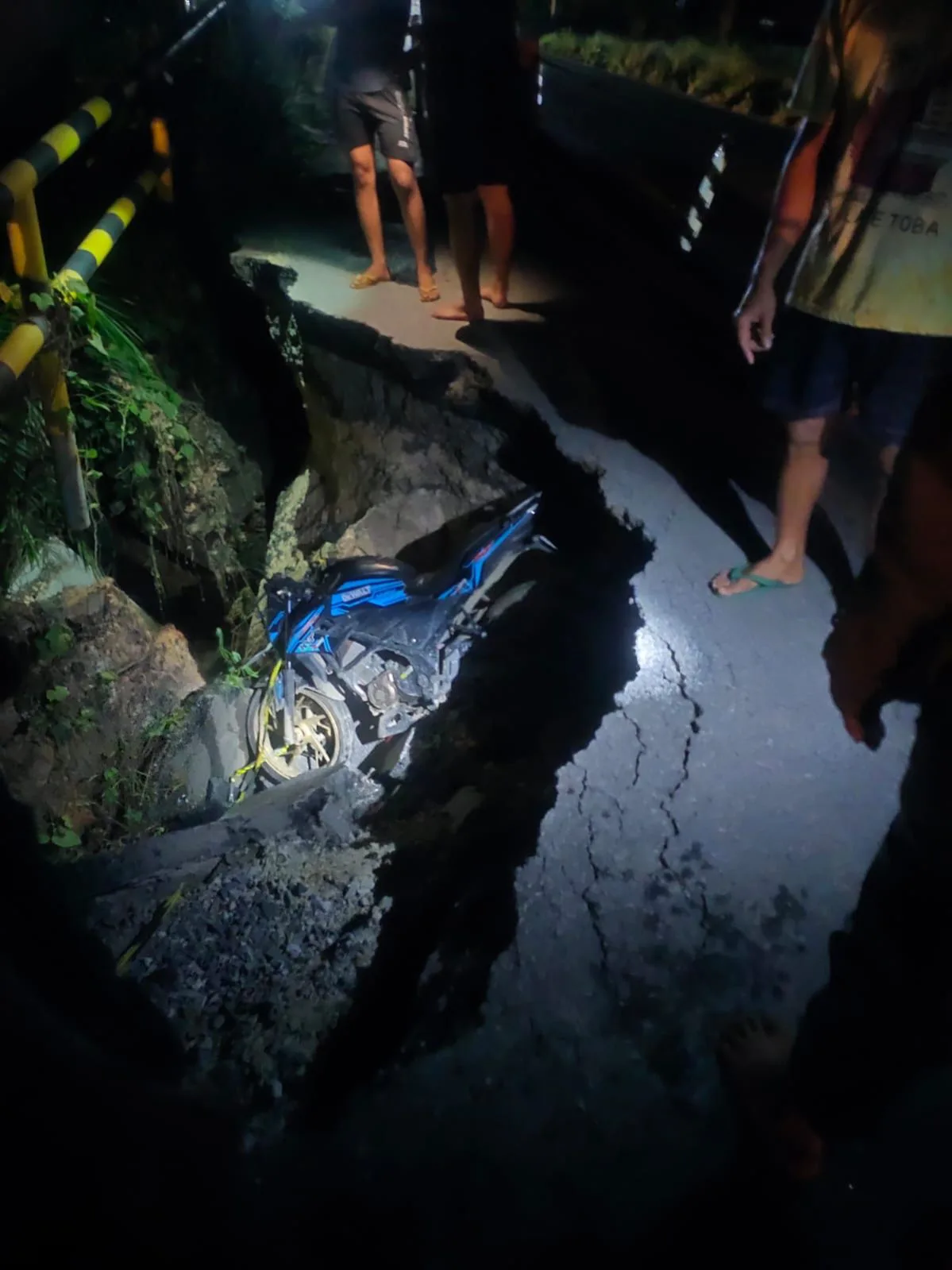 Jalan Provinsi yang Amblas di Sabak Auh Memakan Korban