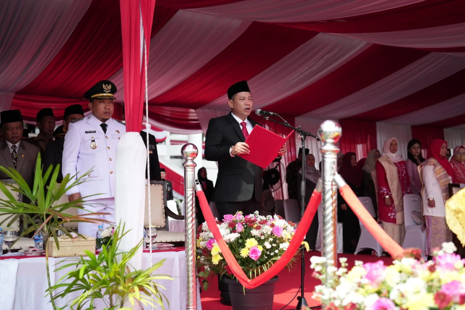 Ketua DPRD Siak Indra Gunawan Membaca Teks Proklamasi dalam Upacara HUT ke-79 RI di Siak