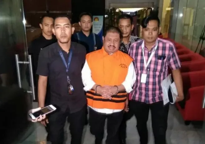KPK Tahan Bupati Bengkalis Amril Mukminin