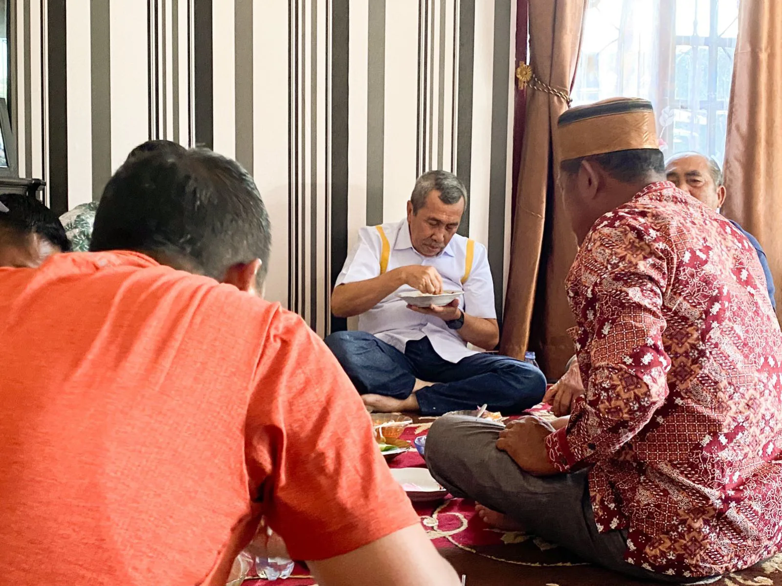 Makan Siang di Rumah Warga, Syamsuar Disuguhi Asam Pedas Lomek dan Sambal Mentah, Syamsuar : Gemo Betul Sayo ini