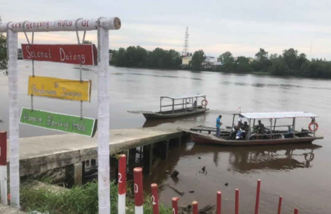 Mengais Rezeki dari Bersampan di Sungai Jantan