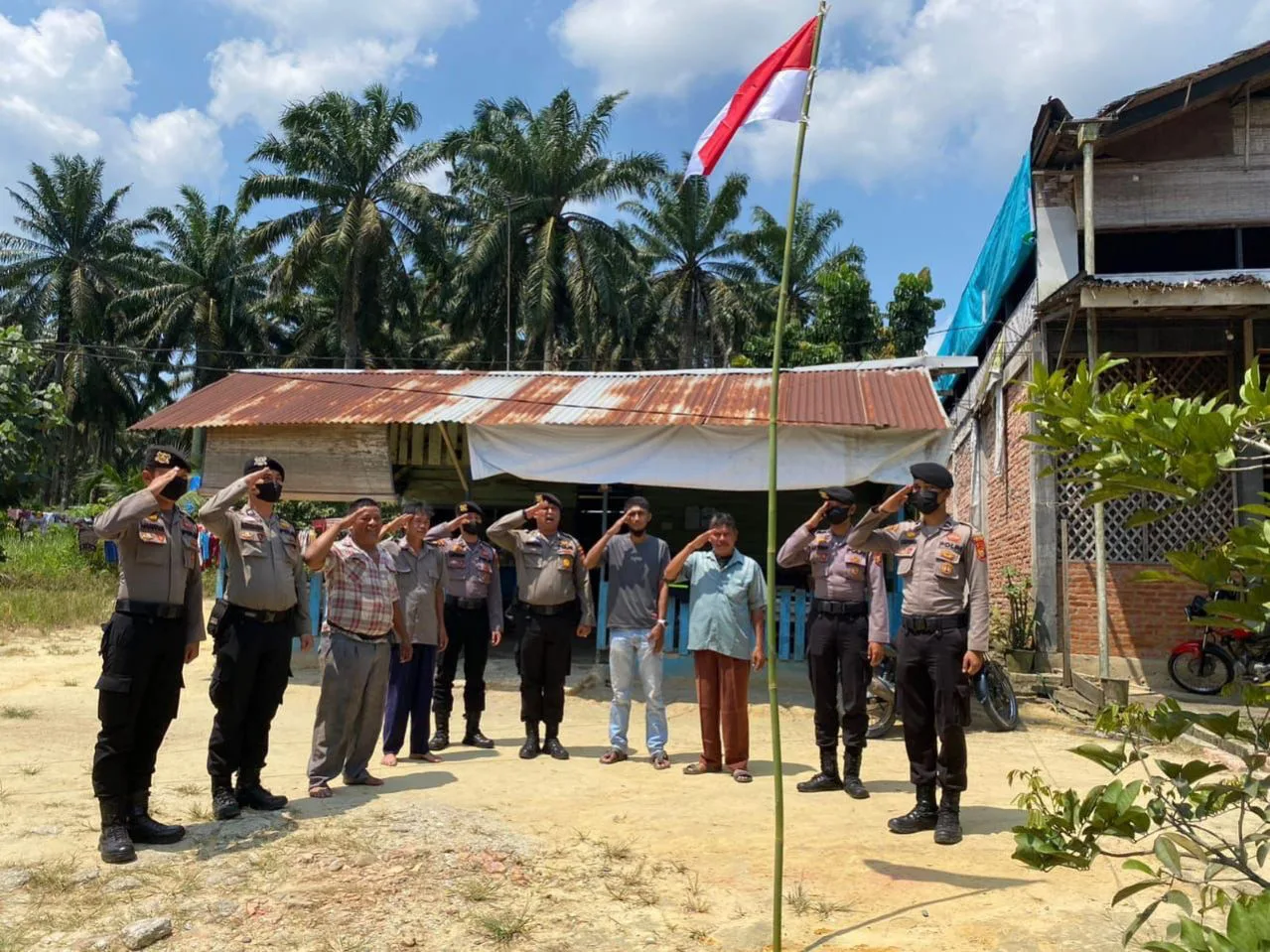 Meriahkan Hari Kemerdekaan, Polres Siak Bagikan Bendera Merah Putih Ke Rumah Rumah Warga