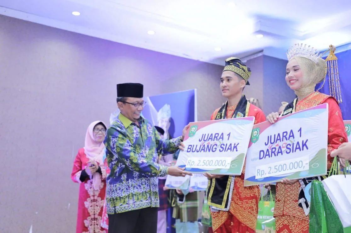 Muhammad Fajri dan Shintia Kurnia Dewi jadi Bujang dan Dara Siak 2022