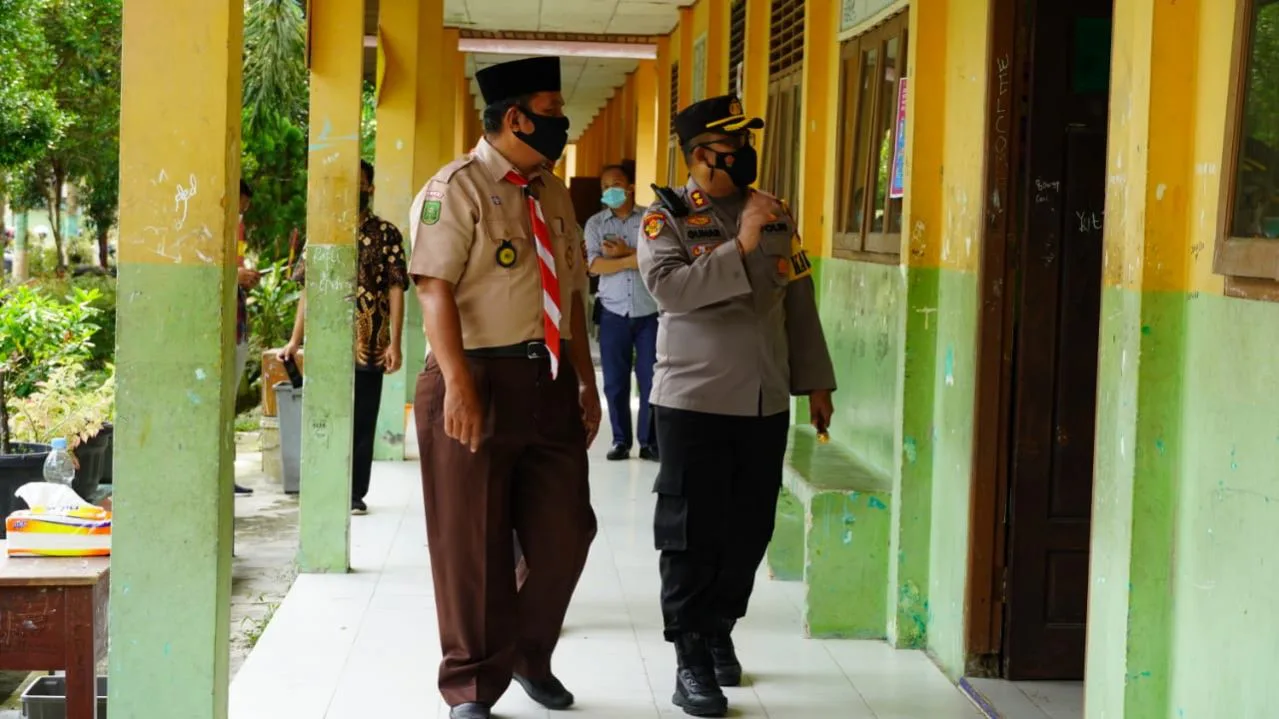 Pastikan Penerapan Prokes, Kapolres Siak Kunjungi Beberapa Sekolah Di Kecamatan Siak