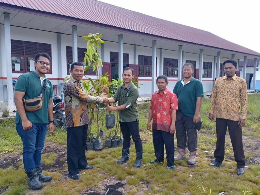 Peduli Lingkungan, PT KTU Serahkan Bibit Pohon dan Bak Sampah