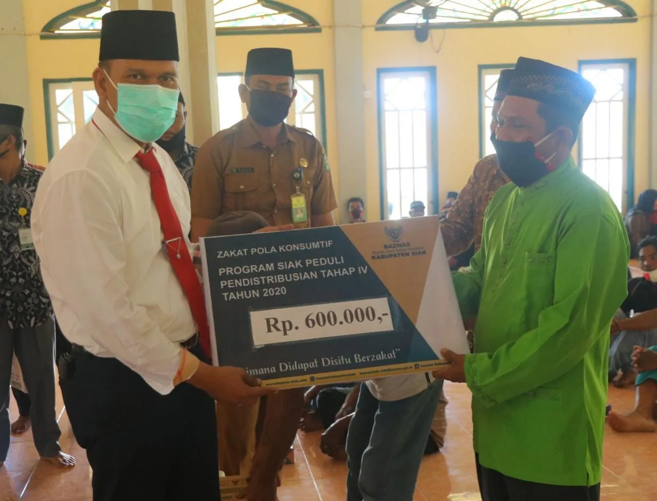 Pjs Bupati Siak Bagikan Zakat Tahap IV di Kecamatan Bunga Raya
