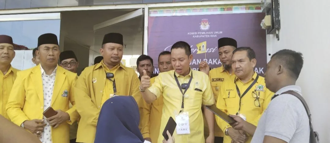Ratusan Kader dan Simpatisan Antarkan Partai Golkar Daftarkan Bacalegnya ke KPU Siak