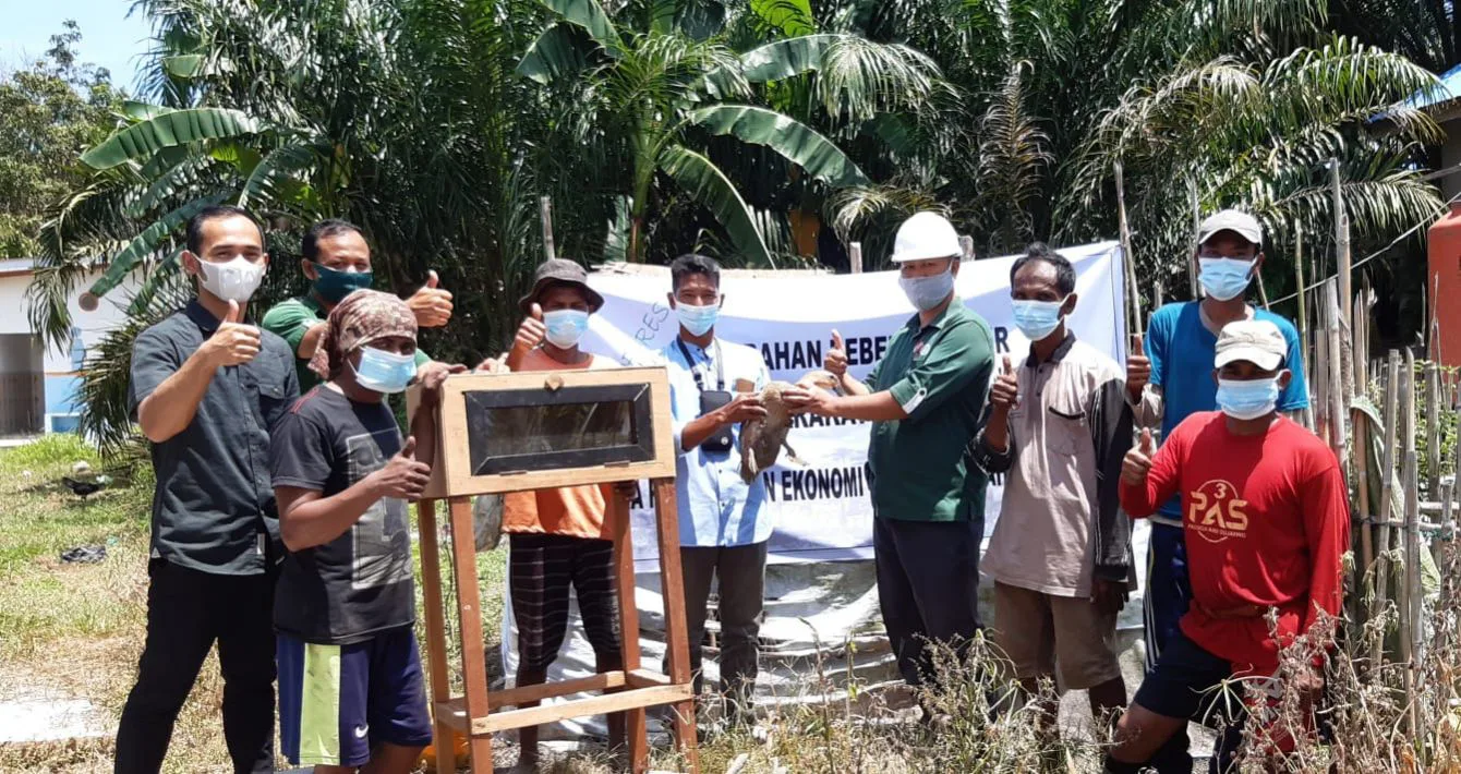 Serahkan Bantuan Bebek Petelur PT KTU Berharap Bisa Bangkitkan Perekonomian Masyarakat
