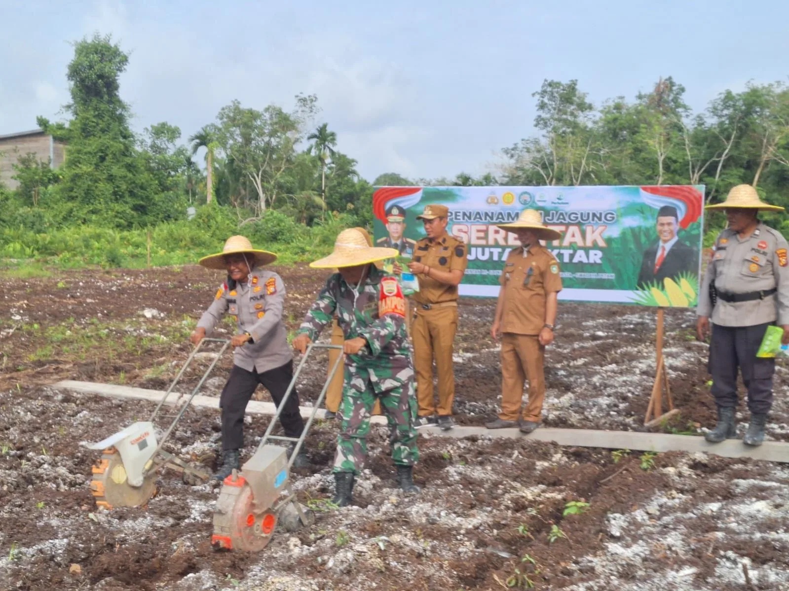 Setengah Hektar Lahan di Mapolsek Rangsang Barat Ditanami Bibit Jagung Pipil