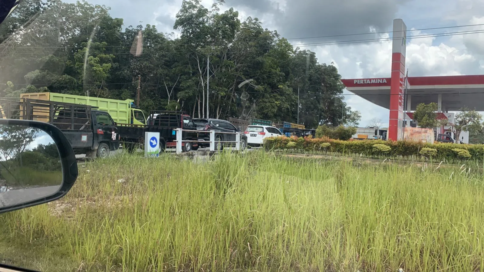 Solar Langka, Ratusan Kendaraan Mengular di Berbagai SPBU Siak