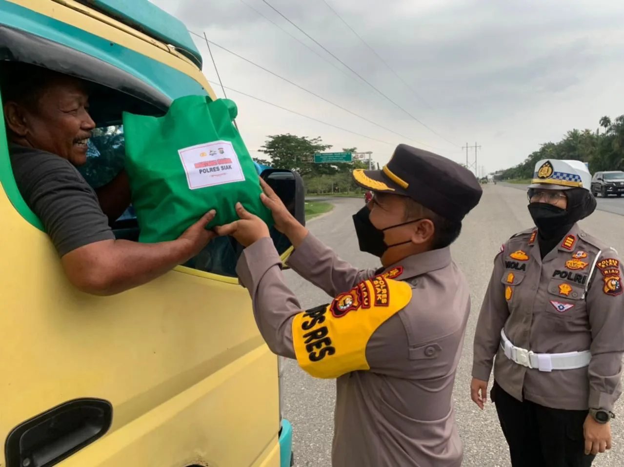 Tak Ingin Warga Siak Susah Dampak BBM Naik, Polres Siak Bagikan Paket Bansos Bhayangkara