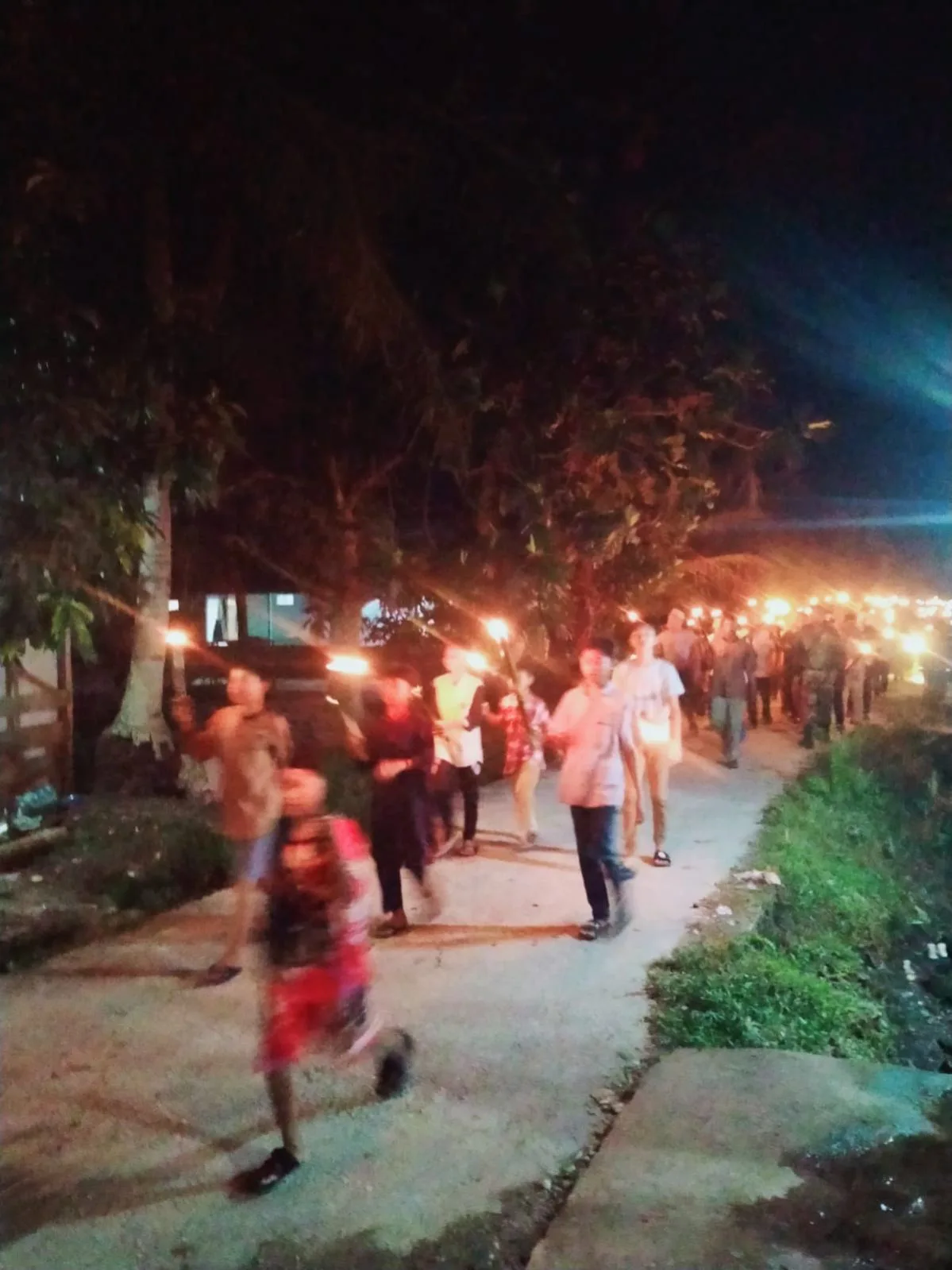 Teror Harimau Berlanjut, Ribuan Warga Kwalian Siak Gelar Pawai Obor Sambil Bersholawat