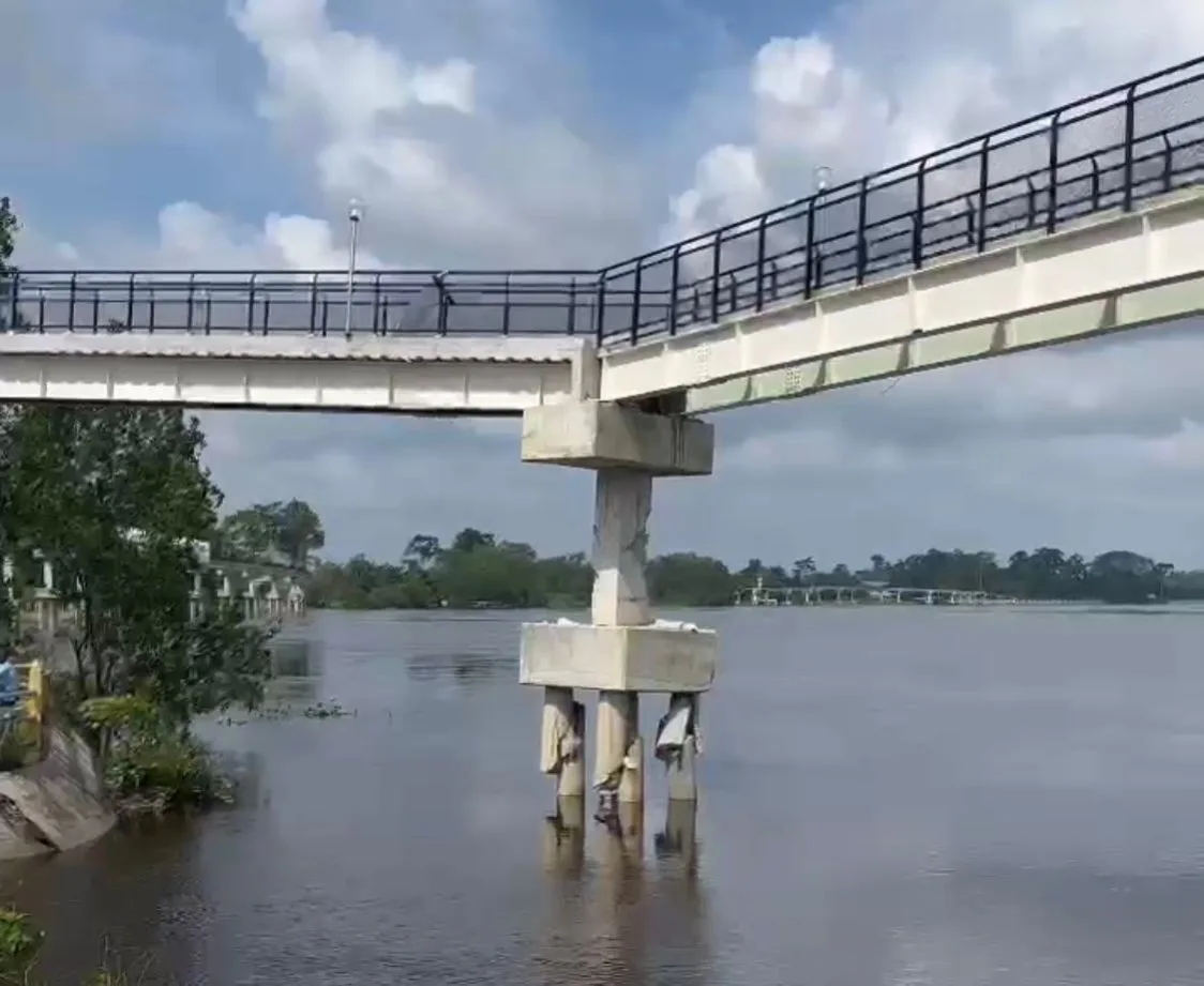 Tiang Jembatan Kaca Skywalk Patah Dihantam Kapal Tanker Pengangkut Minyak