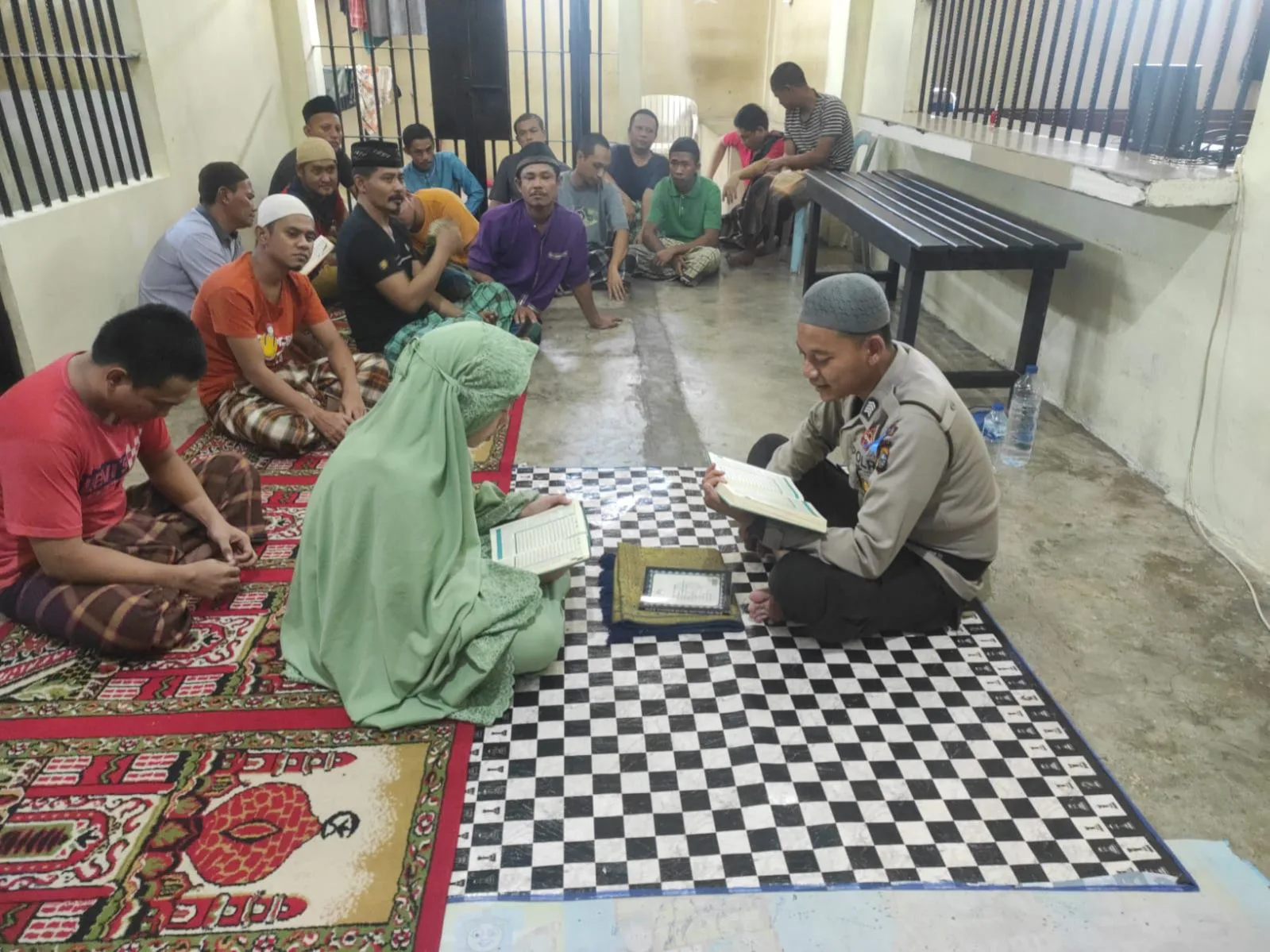 Tumbuhkan Minat Baca Alquran, Polres Meranti Ajarkan Tahanan Mengaji