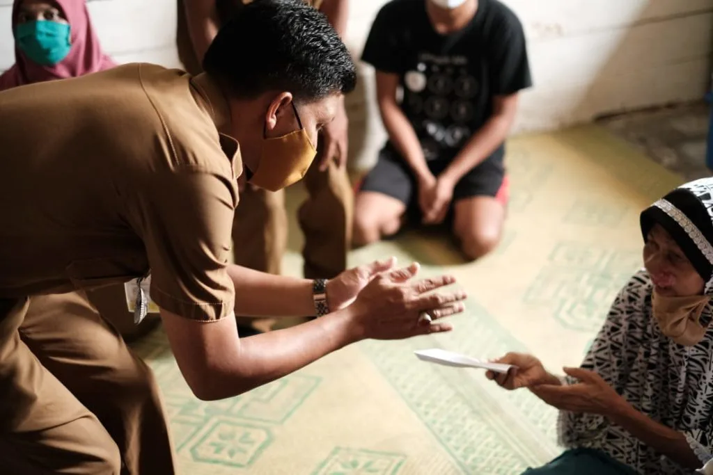 Wanita Penderita Tumor di Wajah Menerima BLT DK Pertama di Kecamatan Dayun