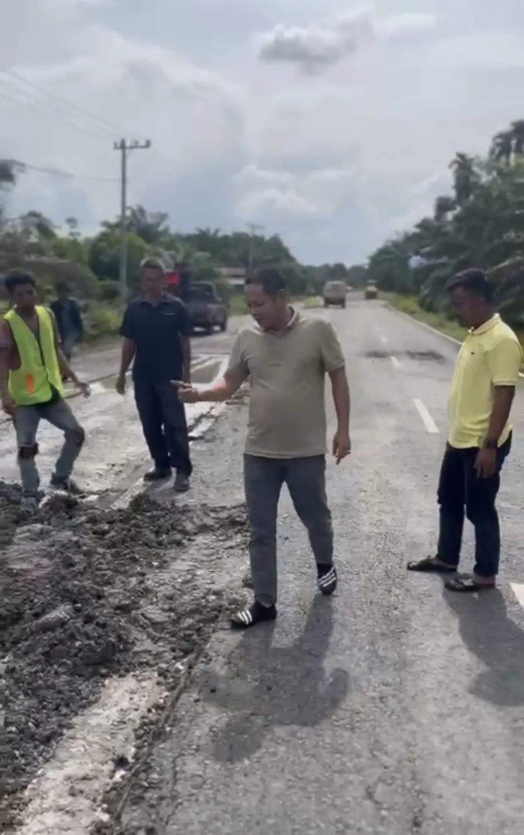 Warga Keluhkan Jalan yang Baru Dibangun Pemkab Siak Hancur, Ketua DPRD Indra Gunawan:  Jalan itu Dibangun Pakai Uang Rakyat