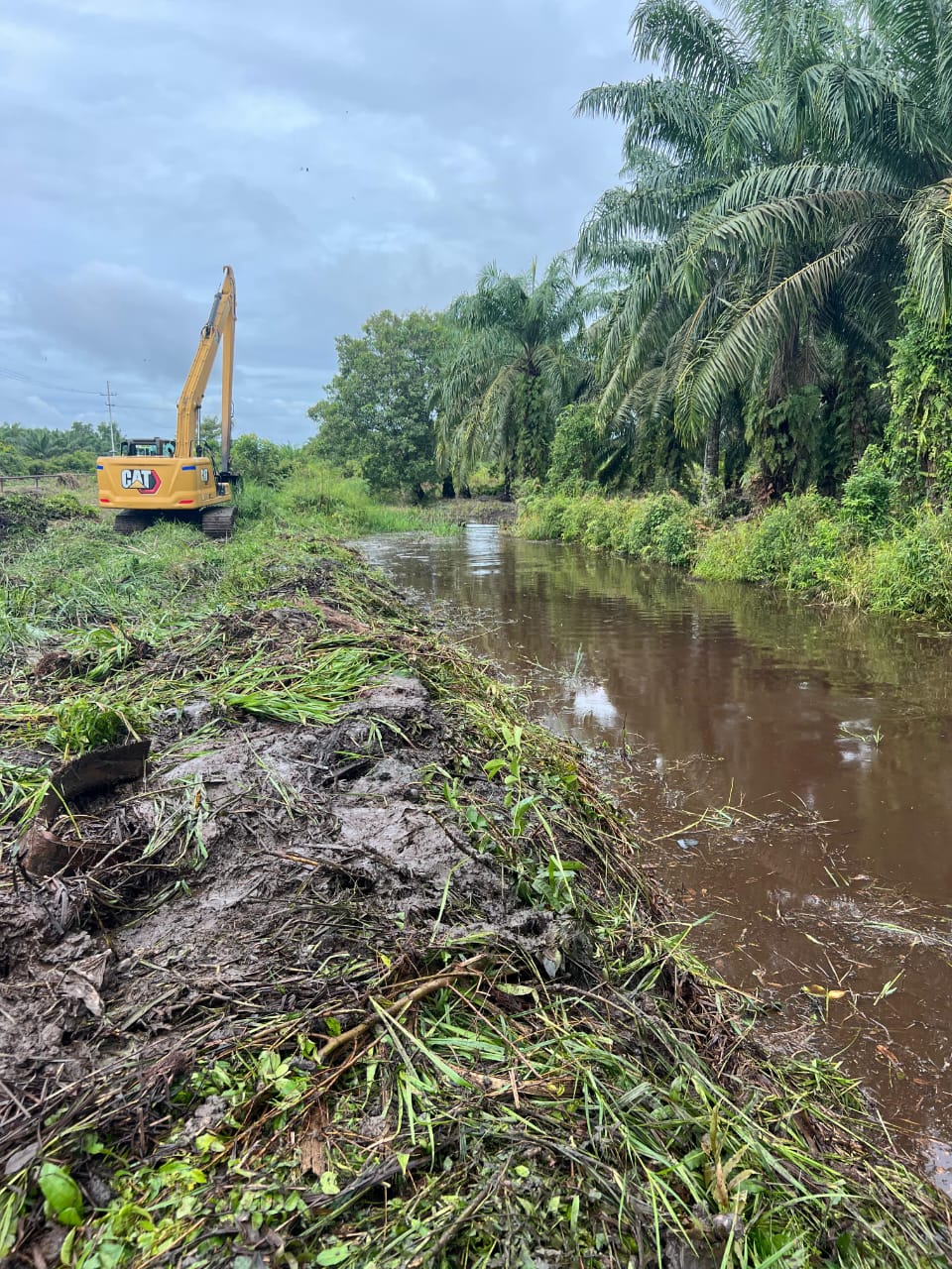 PT BSP Turunkan Long Arm Bersihkan Kanal Ring 1 di Dosan, Banjir Berangsur Surut