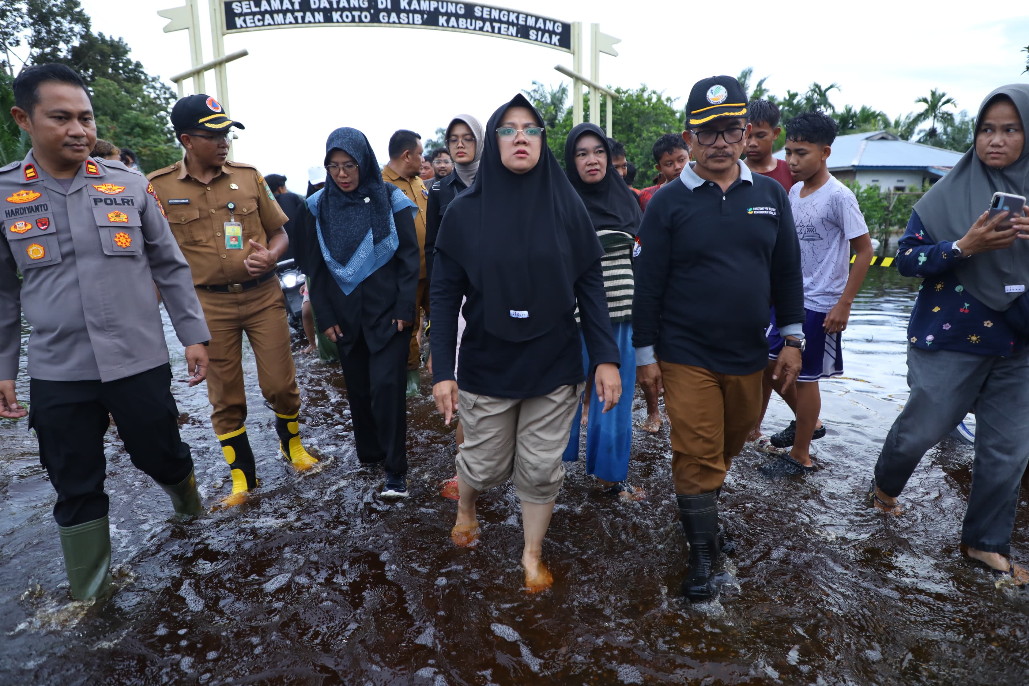 Tinjau Rumah Terdampak Banjir di Koto Gasib, Afni : Tangani dengan Cepat