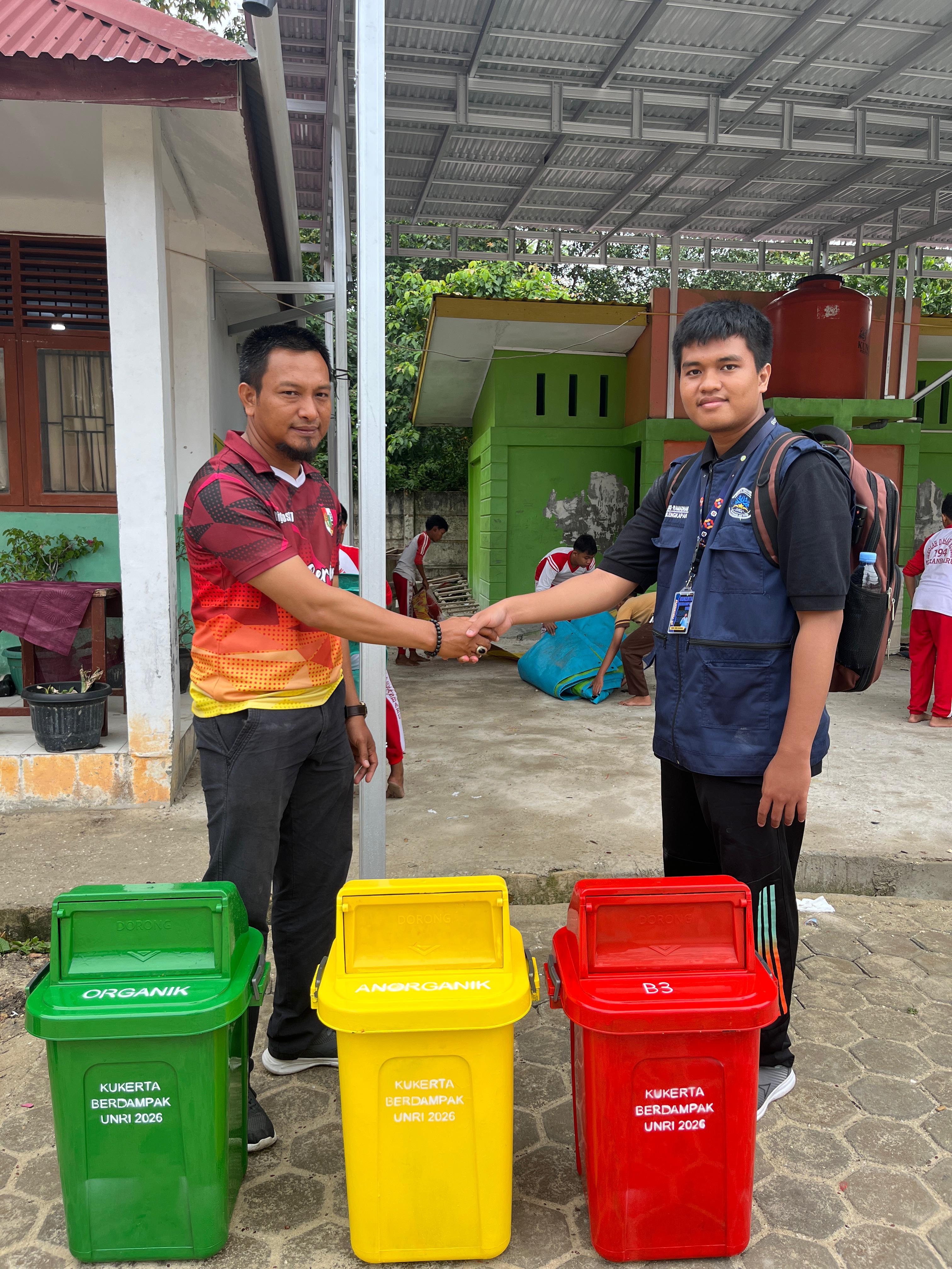Wujudkan Sekolah Ramah Lingkungan, Mahasiswa Kukerta UNRI Serahkan Tong Sampah Edukasi ke SDN 194 Pekanbaru